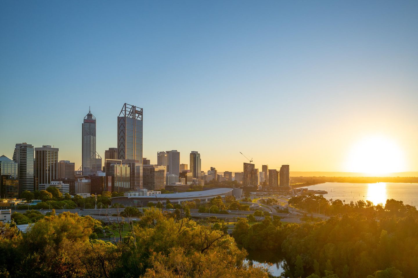 Perth – das Beste aus zwei Welten Blick auf die Stadt, im Vordergrund sind einige Bäume