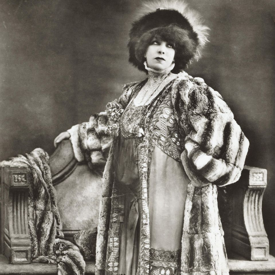 Erst Tochter einer jüdischen Kurtisane, dann christliche Klosterschülerin, schließlich Schauspielerin: Sarah Bernhardt (1844-1923) legte eine bemerkenswerte Karriere hin