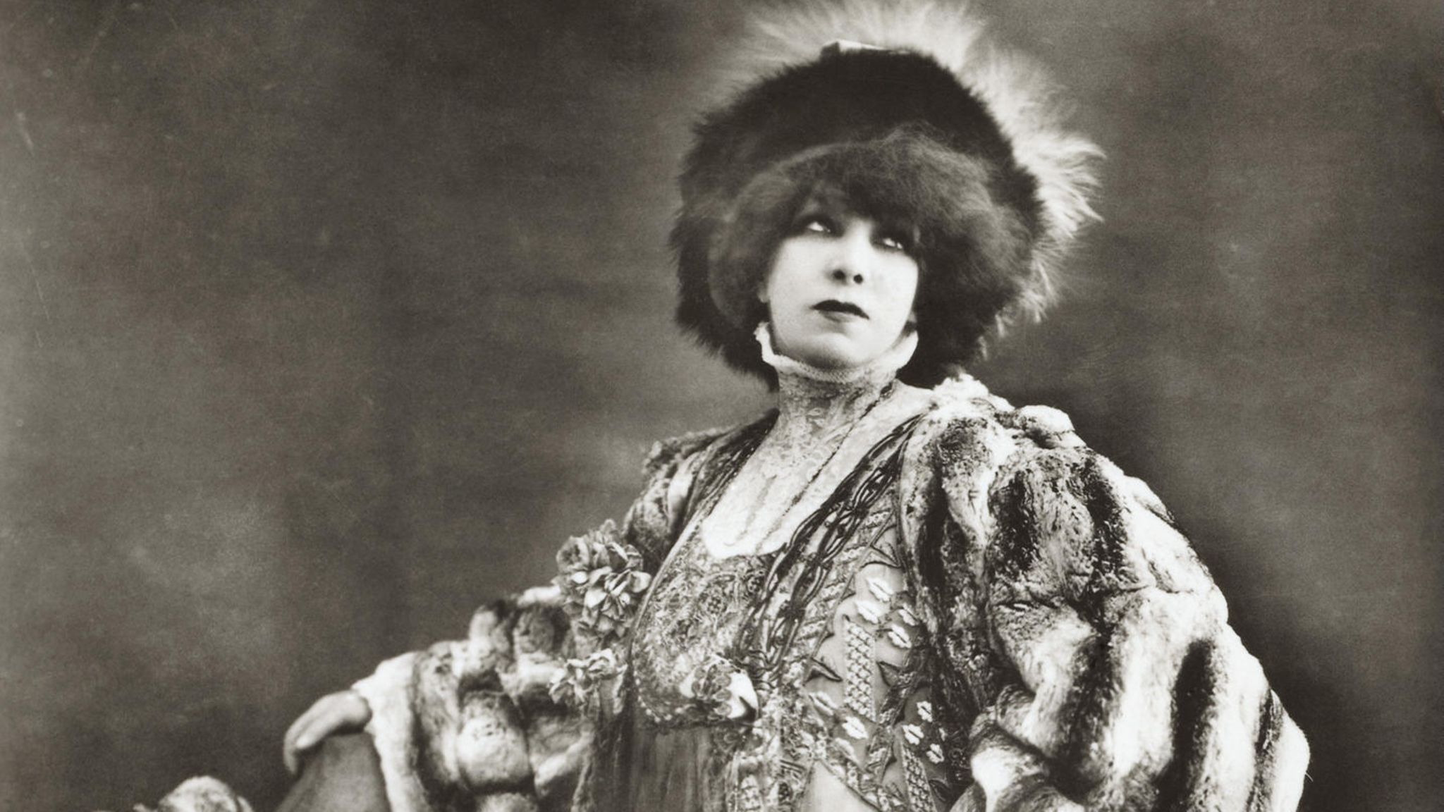 Erst Tochter einer jüdischen Kurtisane, dann christliche Klosterschülerin, schließlich Schauspielerin: Sarah Bernhardt (1844-1923) legte eine bemerkenswerte Karriere hin