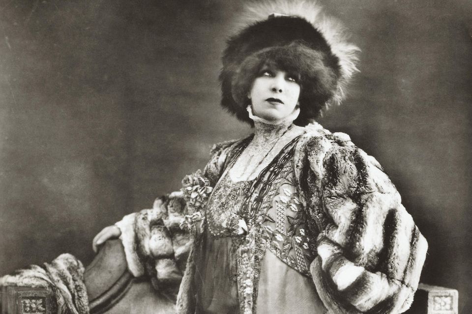 Erst Tochter einer jüdischen Kurtisane, dann christliche Klosterschülerin, schließlich Schauspielerin: Sarah Bernhardt (1844-1923) legte eine bemerkenswerte Karriere hin