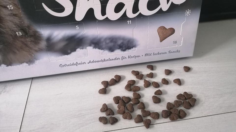Leckerlis in Herzform aus dem Katzen-Adventskalender