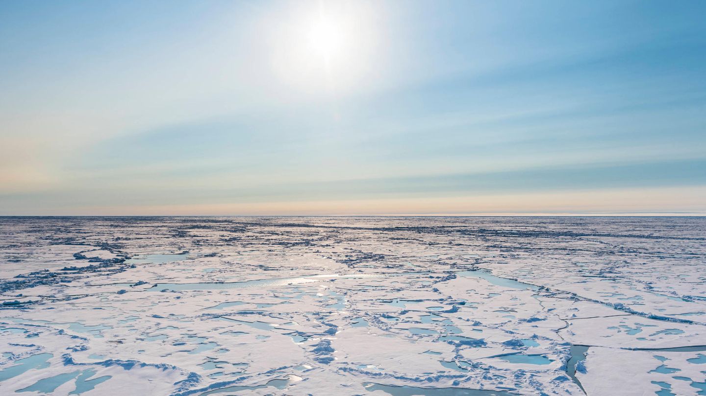 Die Sonne scheint und das Eis schmilzt am Nordpolarmeer bei Grönland