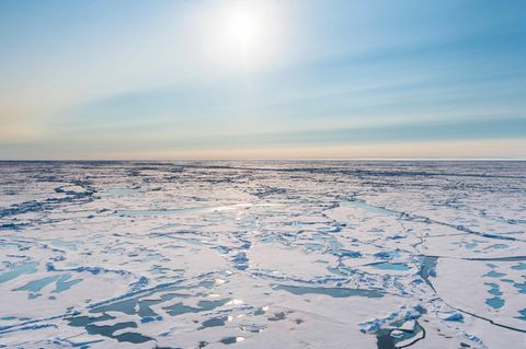 Die Sonne scheint und das Eis schmilzt am Nordpolarmeer bei Grönland