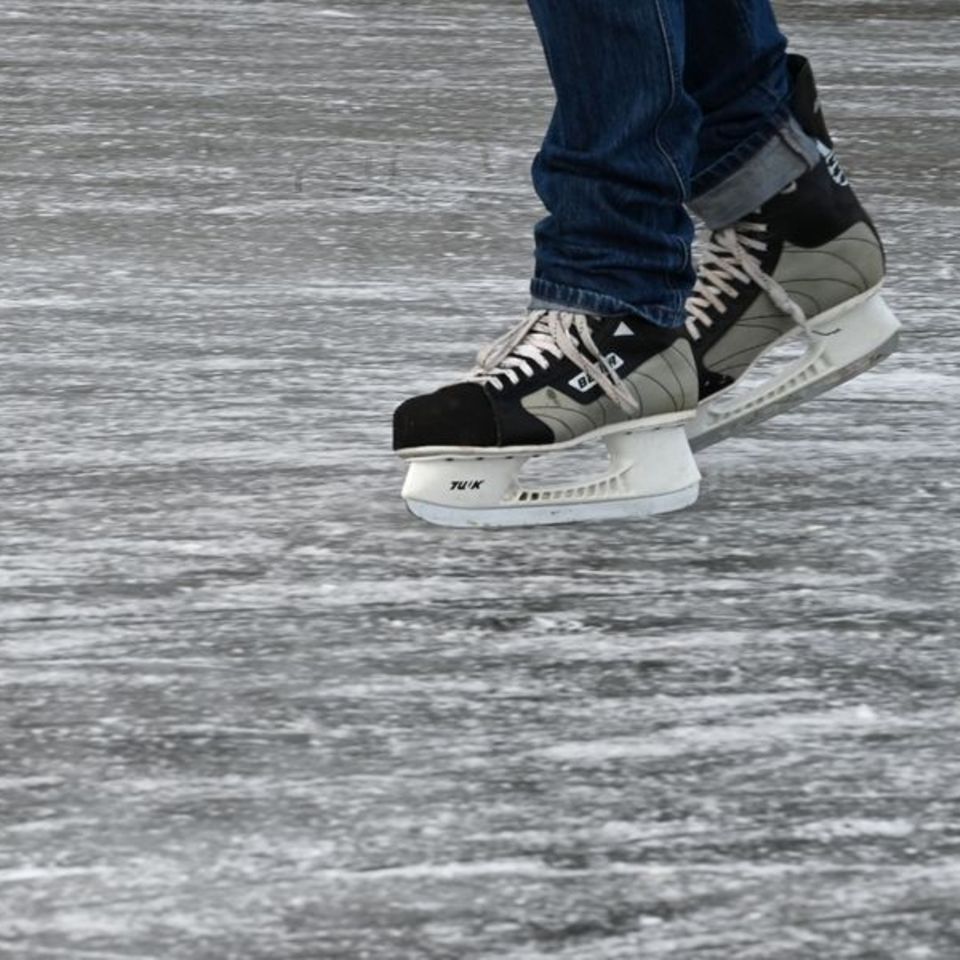 Durch den Klimawandel erwarten Forscher zunehmend instabile Eisflächen auf Seen
