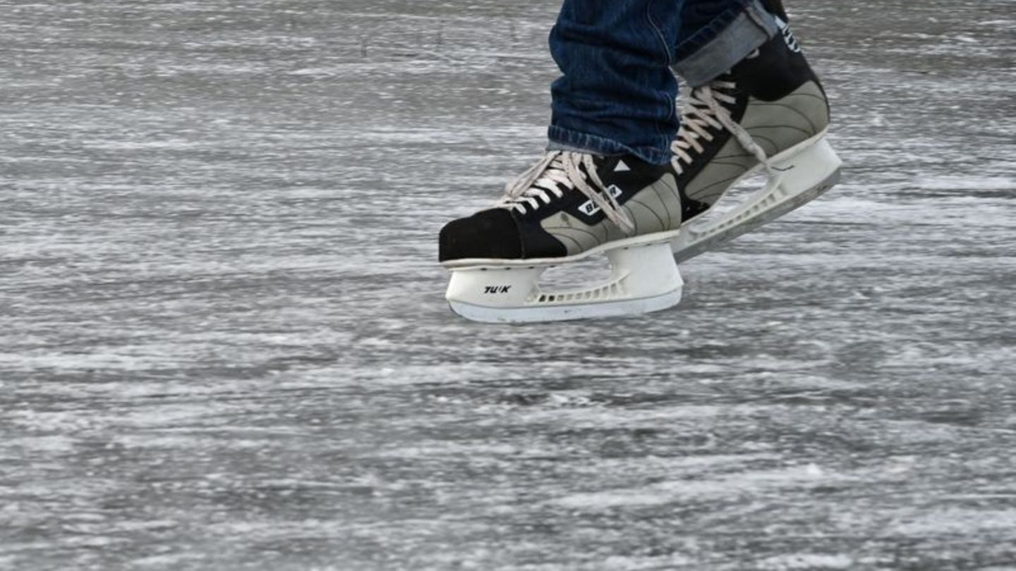 Durch den Klimawandel erwarten Forscher zunehmend instabile Eisflächen auf Seen