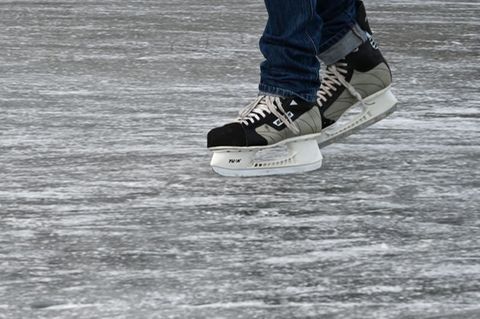 Durch den Klimawandel erwarten Forscher zunehmend instabile Eisflächen auf Seen