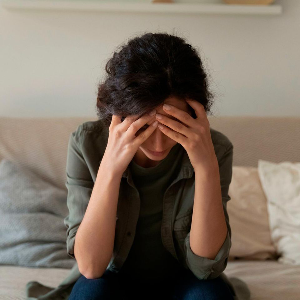 Forschende gehen davon aus, dass das Belohnungszentrum im Gehirn eine entscheidende Rolle bei der Entstehung von Abhängigkeit, etwa der von Alkohol spielt – allen voran ist der Botenstoff Dopamin beteiligt. Durch Therapien kann Betroffenen geholfen werden 