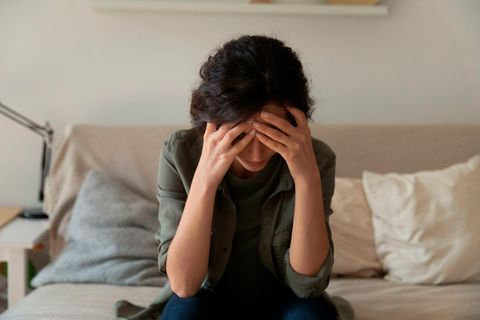 Forschende gehen davon aus, dass das Belohnungszentrum im Gehirn eine entscheidende Rolle bei der Entstehung von Abhängigkeit, etwa der von Alkohol spielt – allen voran ist der Botenstoff Dopamin beteiligt. Durch Therapien kann Betroffenen geholfen werden 
