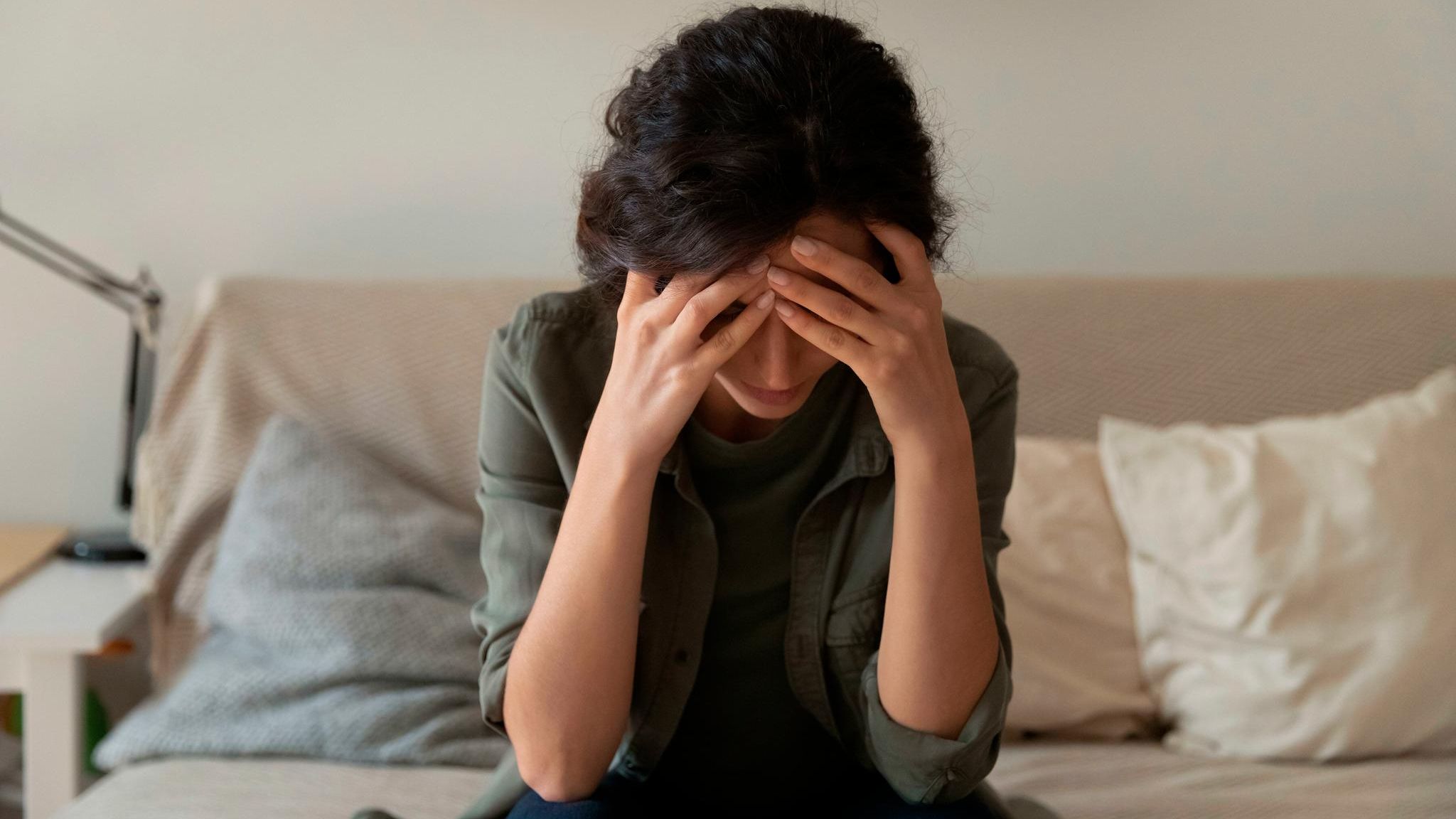 Forschende gehen davon aus, dass das Belohnungszentrum im Gehirn eine entscheidende Rolle bei der Entstehung von Abhängigkeit, etwa der von Alkohol spielt – allen voran ist der Botenstoff Dopamin beteiligt. Durch Therapien kann Betroffenen geholfen werden 