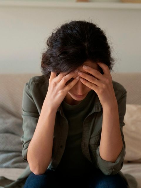 Forschende gehen davon aus, dass das Belohnungszentrum im Gehirn eine entscheidende Rolle bei der Entstehung von Abhängigkeit, etwa der von Alkohol spielt – allen voran ist der Botenstoff Dopamin beteiligt. Durch Therapien kann Betroffenen geholfen werden 