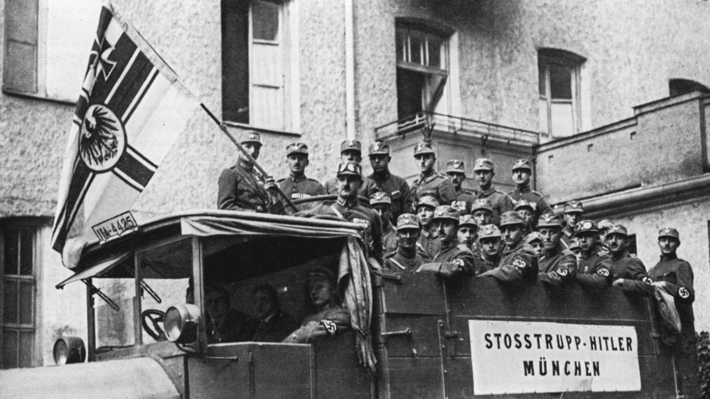 Weimarer Republik: Eine von zahlreichen Bedrohungen für die Weimarer Republik im Jahr 1923: der Hitler-Putsch am 8. und 9. November in München Eine von zahlreichen Bedrohungen für die Weimarer Republik im Jahr 1923: der Hitler-Putsch am 8. und 9. November in München