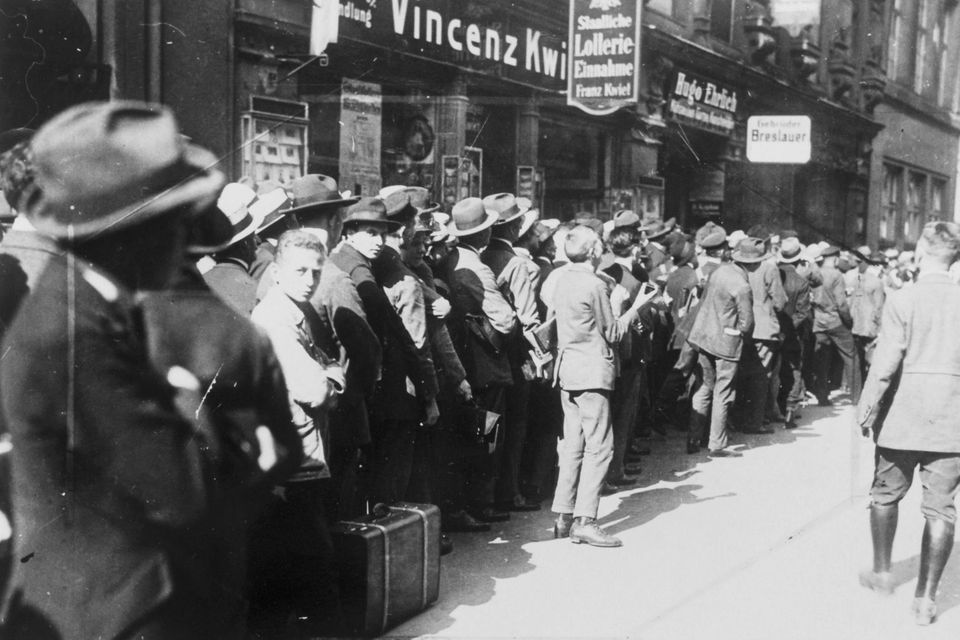 1923 stürzt die Hyperinflation Millionen Menschen in die Armut, hier: lange Warteschlangen vor der Reichsbank in Berlin