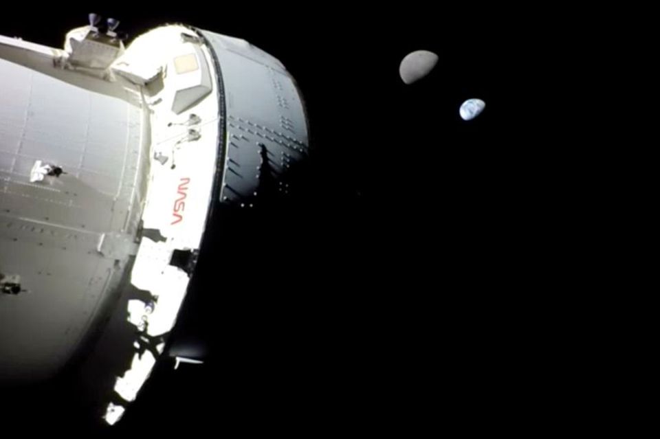 Auf dieser Nasa-Aufnahme sind die Erde und der Mond von der "Orion"-Kapsel aus zu sehen. Foto: Uncredited/NASA/AP/dpa
