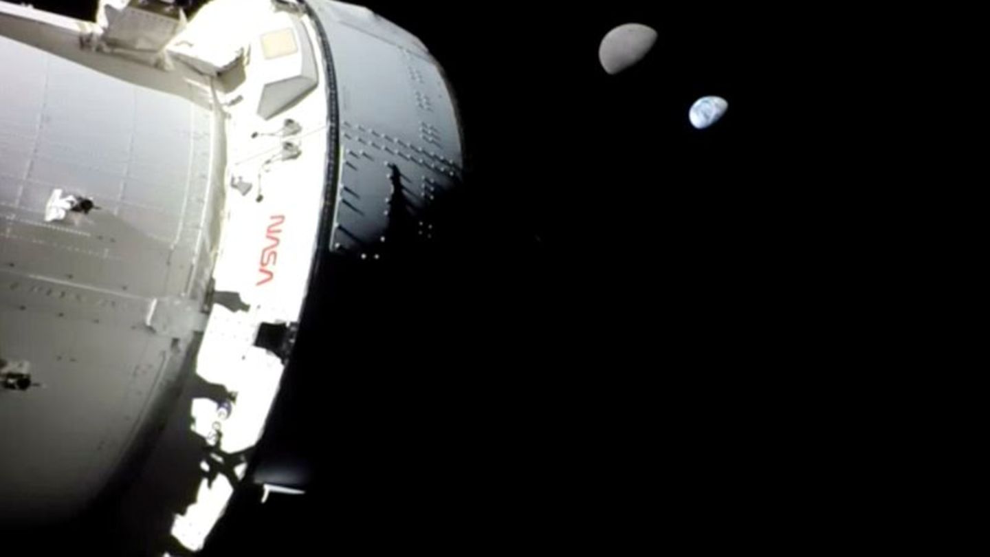 Erde und Mond von der "Orion"-Kapsel aus gesehen