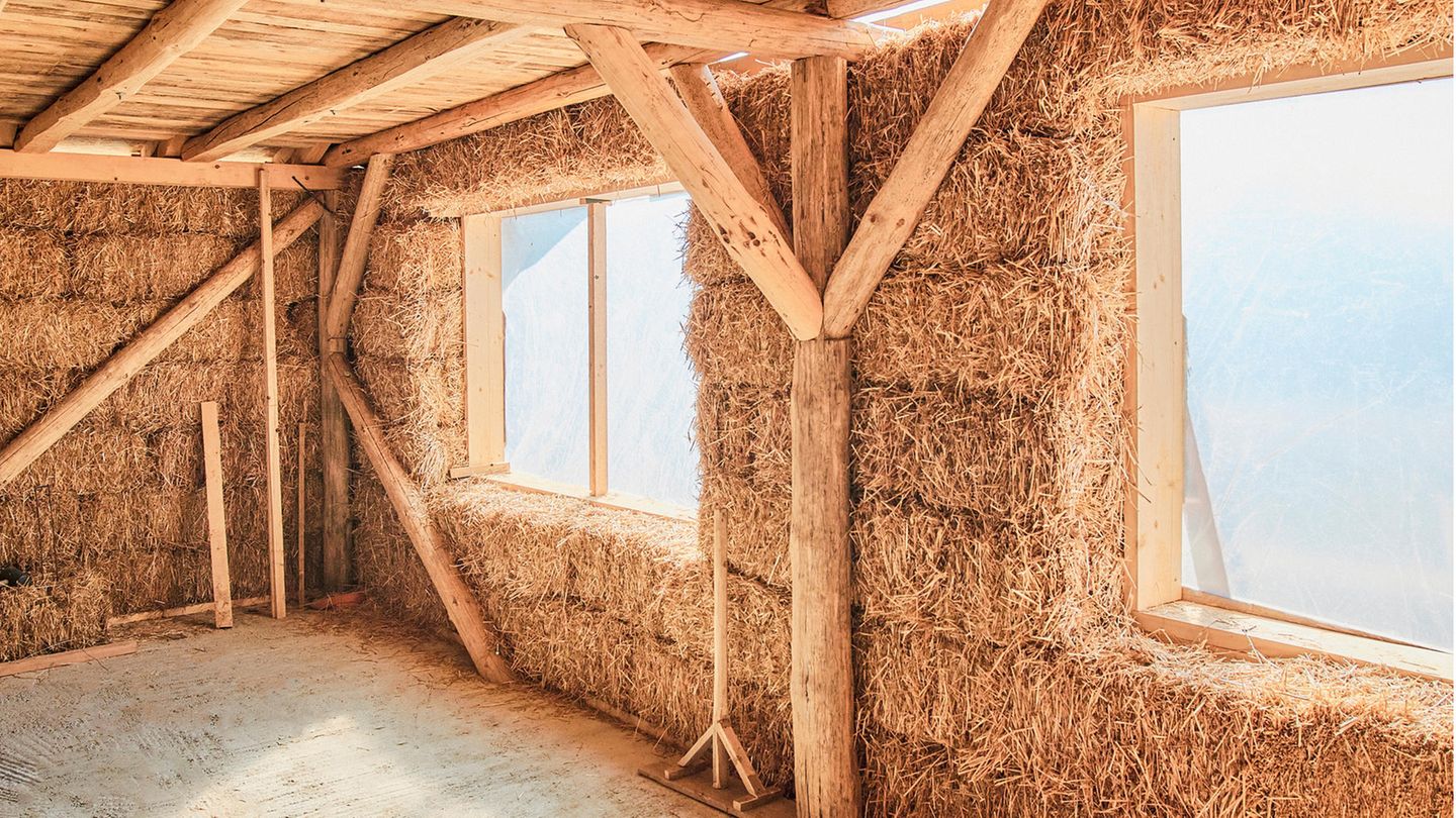 Strohballenhäuser werden meist in stabiler Holzständerbauweise errichtet. Es gibt aber auch Konstruktionen, die ohne stützendes Holz auskommen