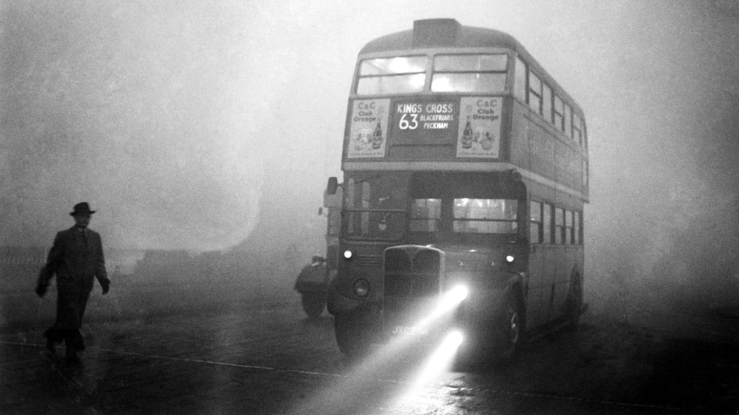 Nebelwand: Anfang Dezember 1952 kommen Fahrzeuge in London – wenn überhaupt – nur noch in Schrittgeschwindigkeit voran, so dicht ist die Dunstwolke