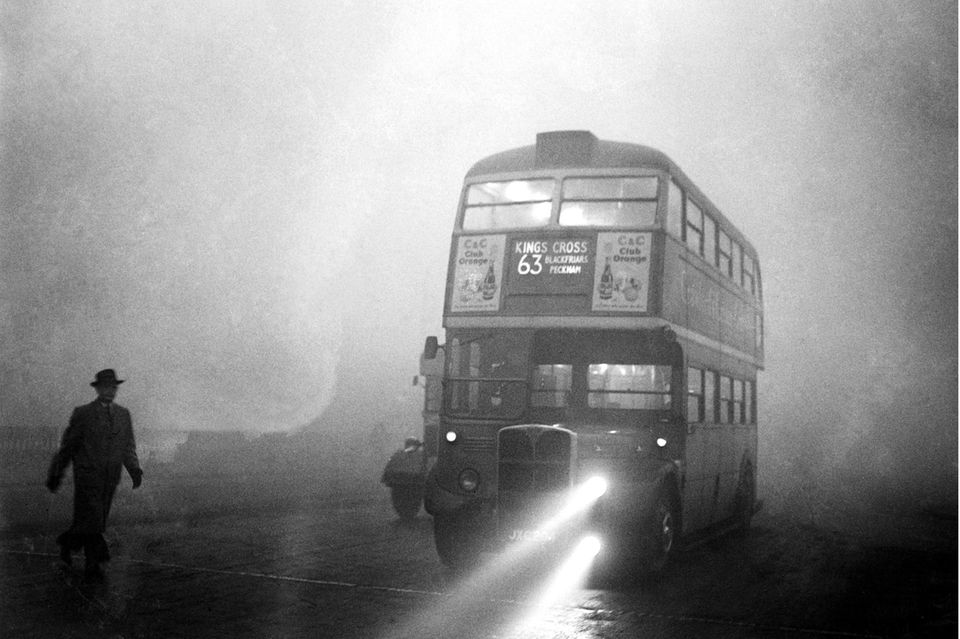 Nebelwand: Anfang Dezember 1952 kommen Fahrzeuge in London – wenn überhaupt – nur noch in Schrittgeschwindigkeit voran, so dicht ist die Dunstwolke