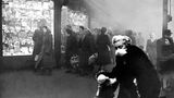 Schwarz-Weiß-Foto von Passanten, die mit Masken versuchen, sich vor giftigem Smog zu schützen