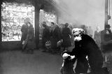 Schwarz-Weiß-Foto von Passanten, die mit Masken versuchen, sich vor giftigem Smog zu schützen