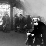 Schwarz-Weiß-Foto von Passanten, die mit Masken versuchen, sich vor giftigem Smog zu schützen