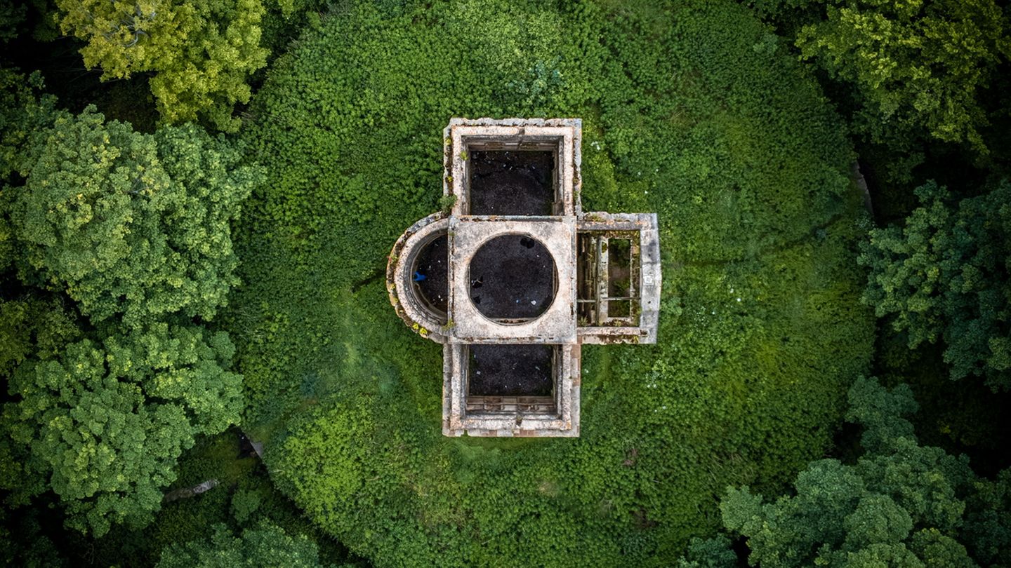 Seaton Delaval Hall Mausoleum, England - von Alan Blackie HPOTY Overall Shortlist - Alan Blackie - Seaton Delaval Hall Mausoleum