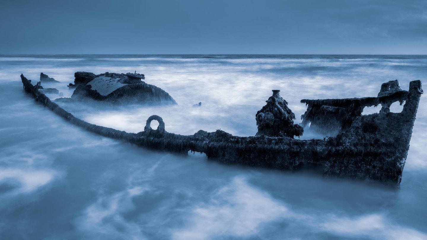 Schiffswrack SS-Carbon, England - von Scott Macintyre HPOTY Overall Shortlist - Scott Macintyre - SS-Carbon, Compton Bay, Isle of Wight