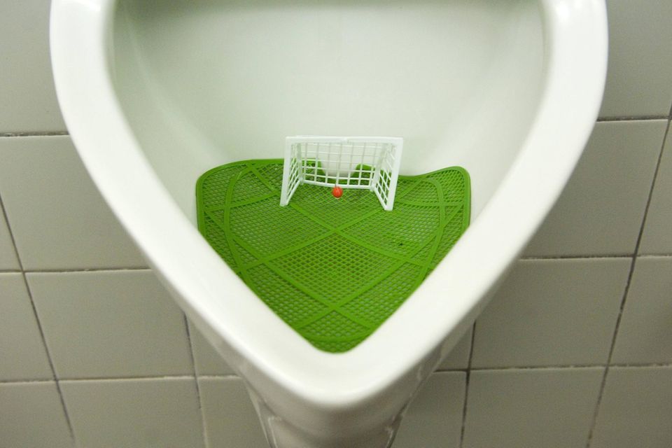 Urinal mit Fußballtor
