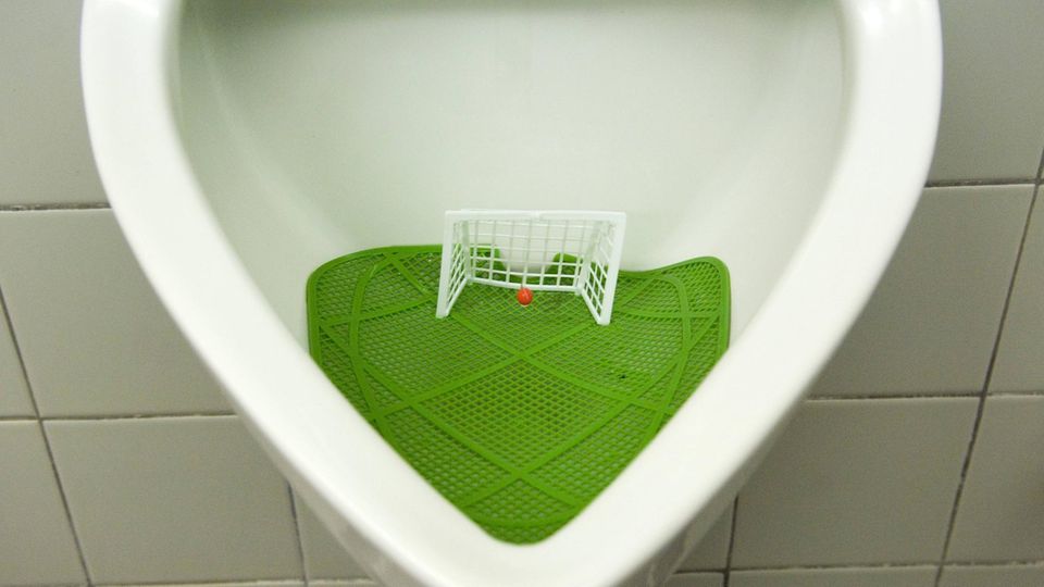 Urinal mit Fußballtor Urinal mit Fußballtor