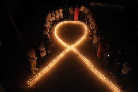 Solidarität mit HIV-Infizierten und Aids-Erkrankten: Die 1991 kreierte "Rote Schleife" ist ein weltweites Zeichen, hier der Welt-Aids-Tag in Indien