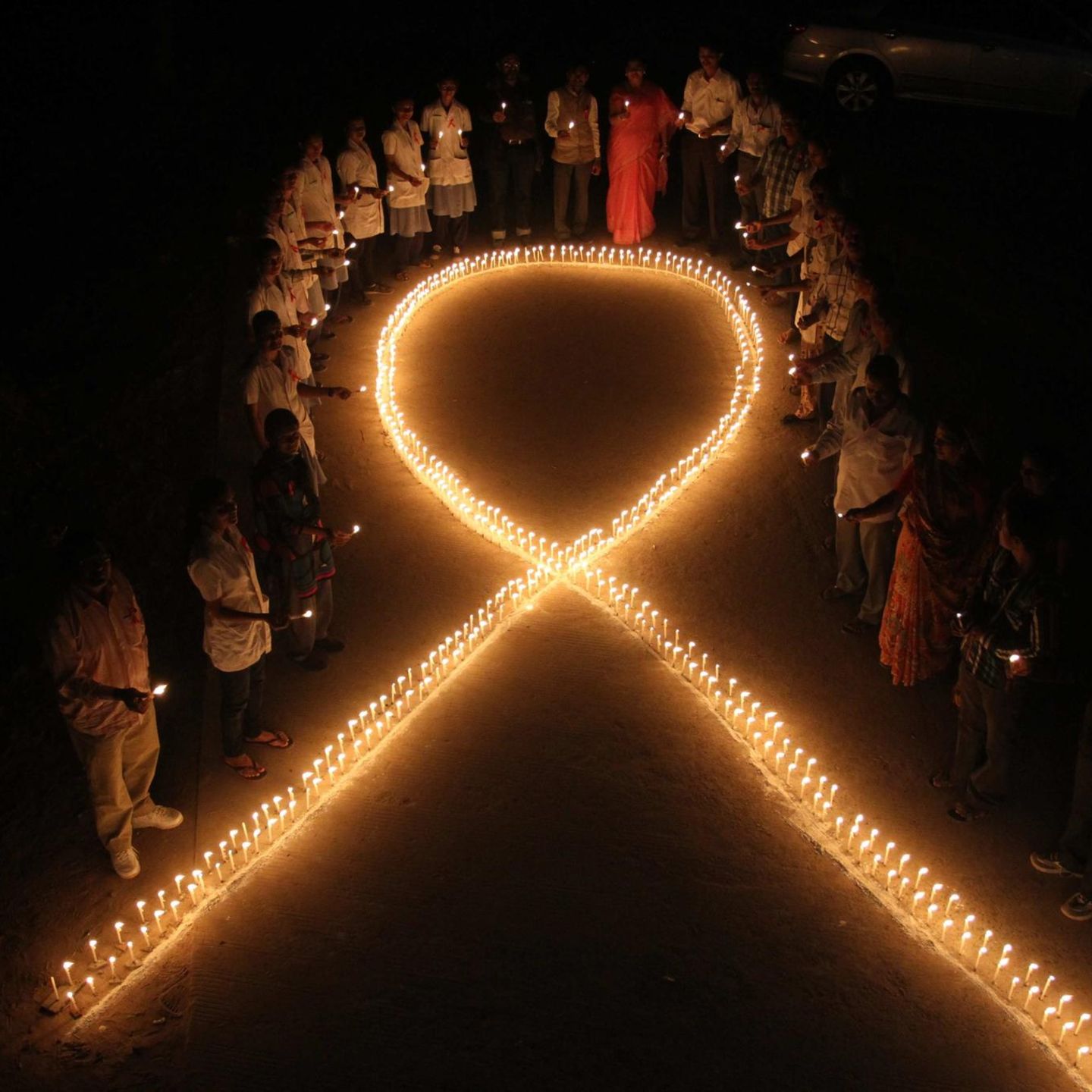 Solidarität mit HIV-Infizierten und Aids-Erkrankten: Die 1991 kreierte "Rote Schleife" ist ein weltweites Zeichen, hier der Welt-Aids-Tag in Indien