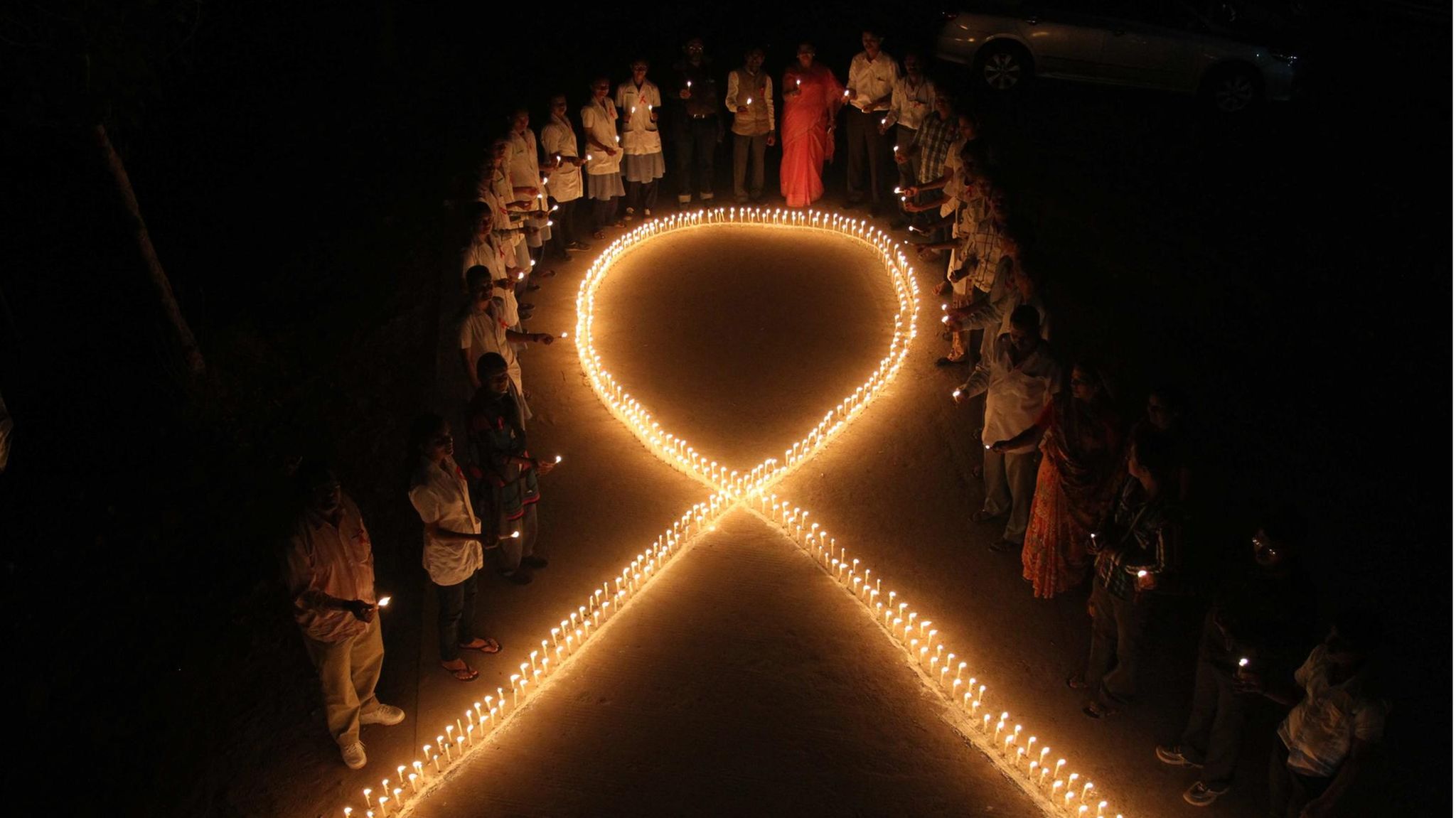 Solidarität mit HIV-Infizierten und Aids-Erkrankten: Die 1991 kreierte "Rote Schleife" ist ein weltweites Zeichen, hier der Welt-Aids-Tag in Indien