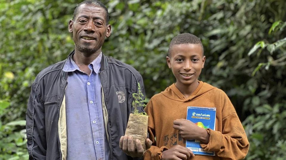Äthiopien: Admasu Ambo forstet auf, sein Sohn Andualem besucht die 8. Klasse. Mehr als jedes zweite Kind bricht die Schule vorzeitig ab Admasu Ambo forstet auf, sein Sohn Andualem besucht die 8. Klasse. Mehr als jedes zweite Kind bricht die Schule vorzeitig ab