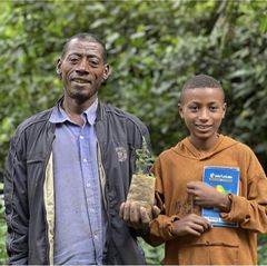 Admasu Ambo forstet auf, sein Sohn Andualem besucht die 8. Klasse. Mehr als jedes zweite Kind bricht die Schule vorzeitig ab