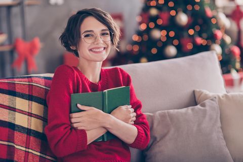 Frau mit Buch an Weihnachten