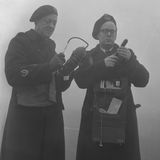 Schwarz-weiß-Foto von zwei Männern, die die Luftverschmutzung messen