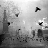 Schwarz-weiß-Foto vom Trafalgar Square in dichtem Nebel