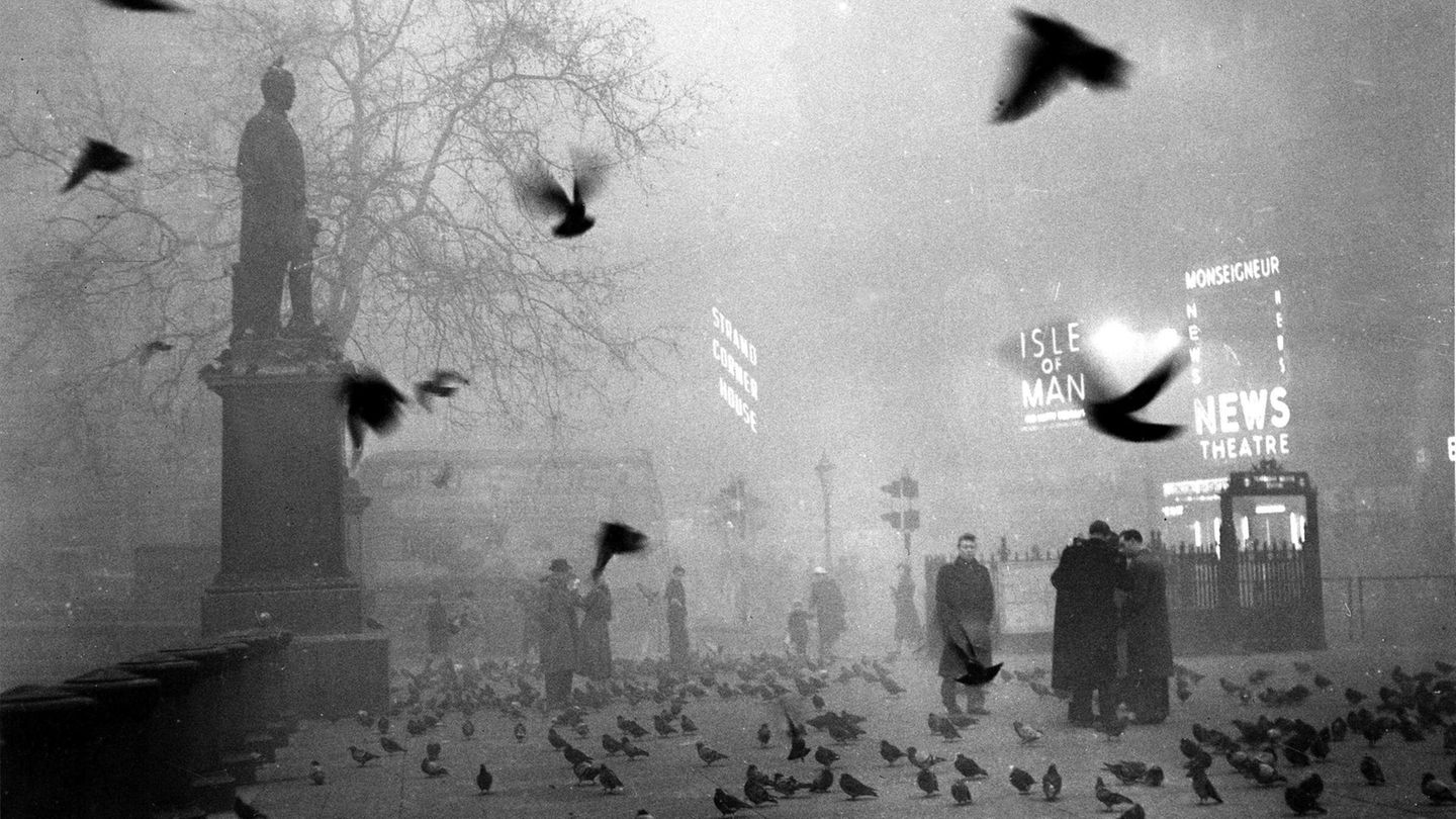 Trafalgar Square im Nebel Schwarz-weiß-Foto vom Trafalgar Square in dichtem Nebel