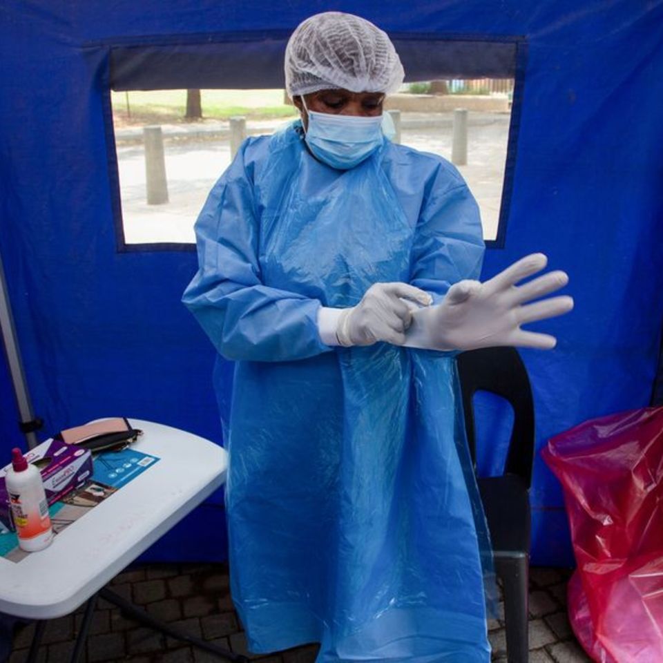 Vorbereitung auf einen Corona-Test in Soweto