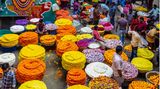 Markt mit frischen Blumen, die in runden Haufen angeordnet sind