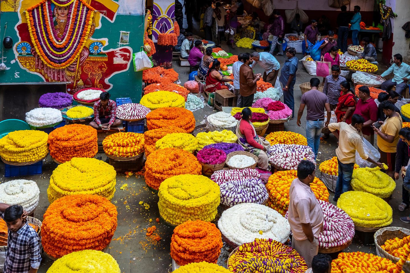 Markt mit frischen Blumen, die in runden Haufen angeordnet sind