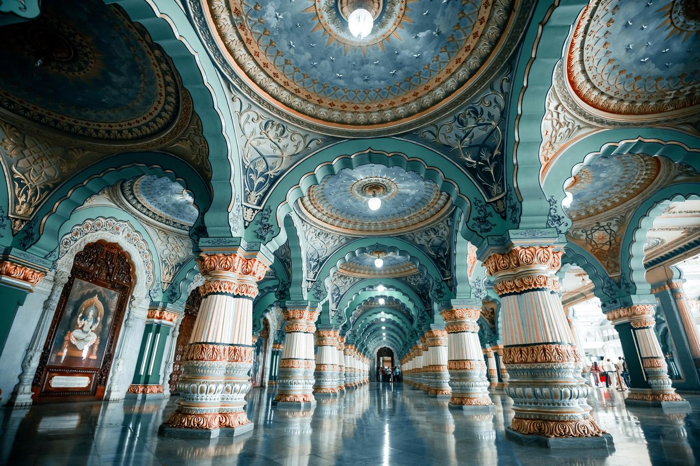 Tagesausflug nach Mysuru (Mysore) Innenansicht vom Palast, blaue Decke mit vielen Verzierungen