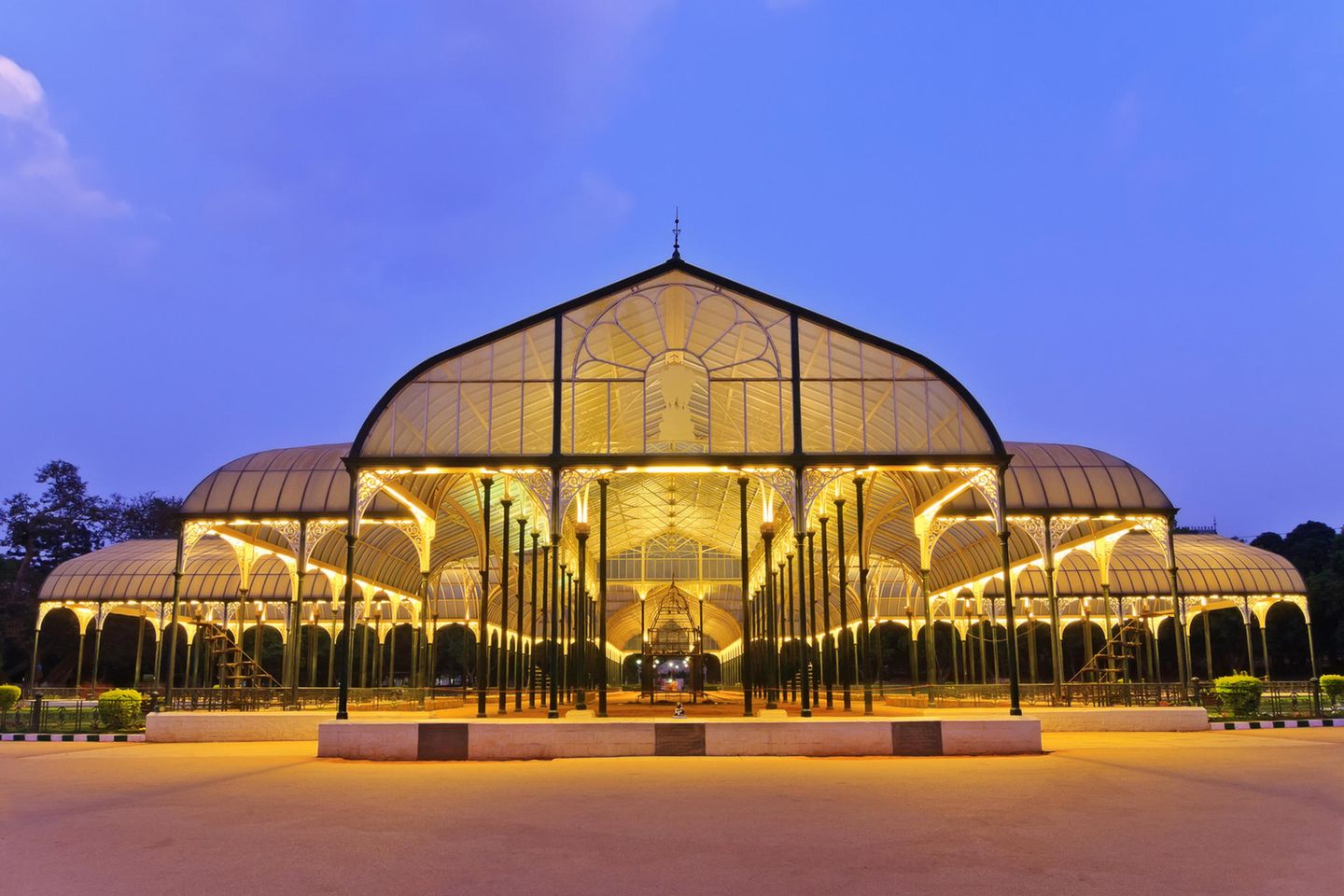 Beleuchtetes Glasgebäude im Botanischen Garten