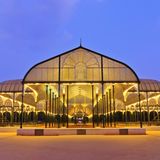 Beleuchtetes Glasgebäude im Botanischen Garten