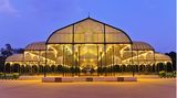Beleuchtetes Glasgebäude im Botanischen Garten