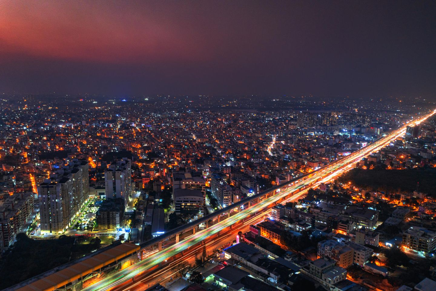 Blick von oben auf Bengaluru bei Nacht