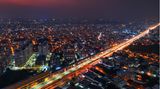 Blick von oben auf Bengaluru bei Nacht