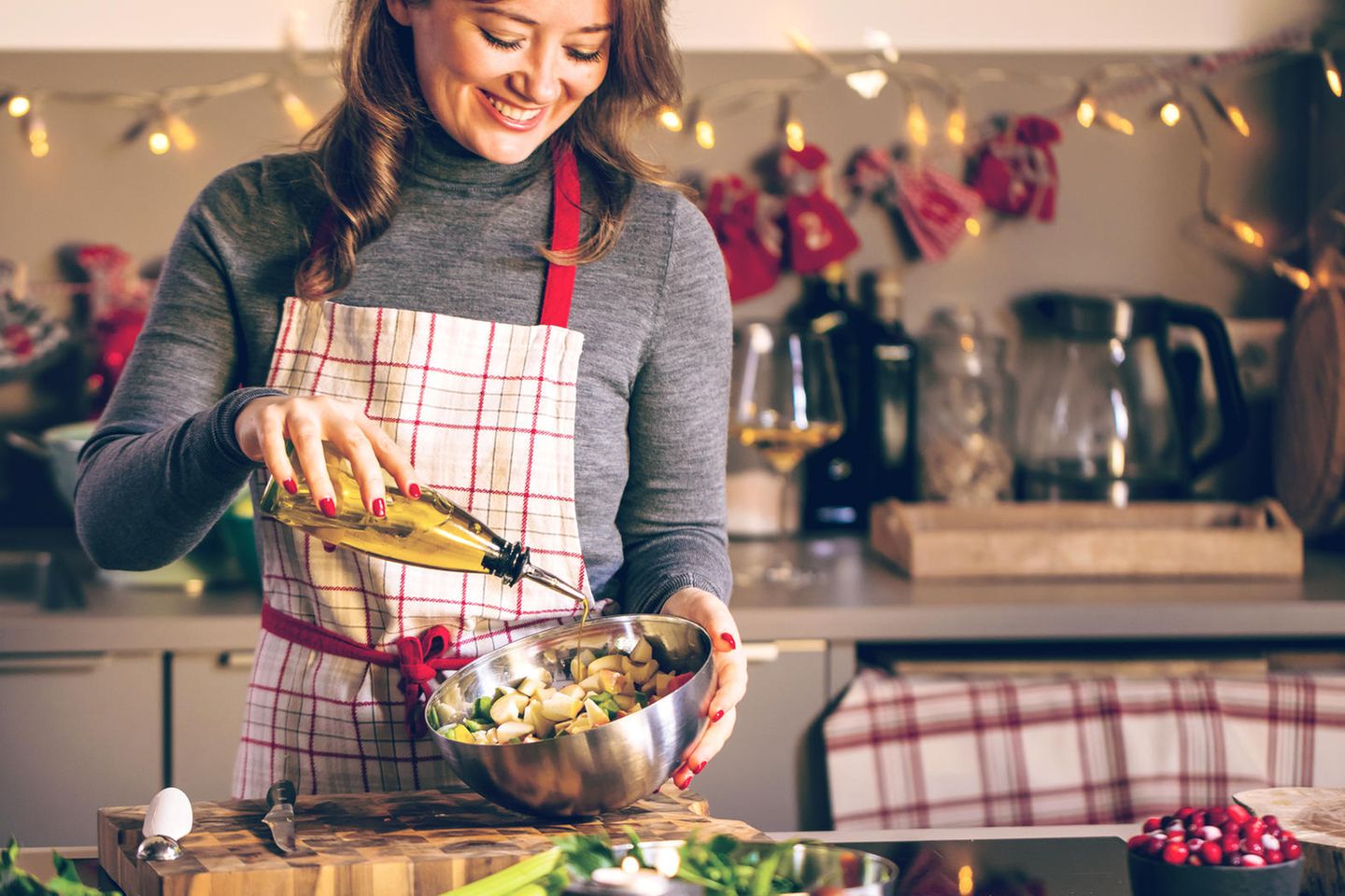 Guten Fisch auf den Tisch Frau kocht vegetarisch