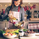 Frau kocht vegetarisch