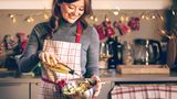 Frau kocht vegetarisch