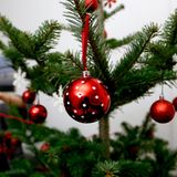 Ein zweites Leben für abgenutzte Christbaumkugeln